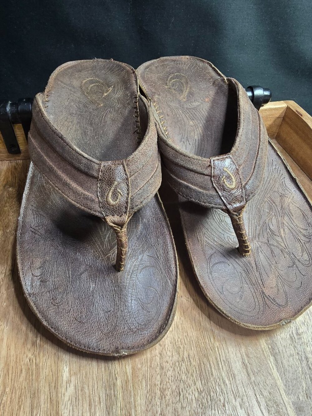 OluKai Kava Men's Brown Leather Sandals Flip Flops Size 8 / EUR 41
